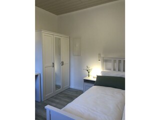 Großer Schrank mit super bequemem Bett