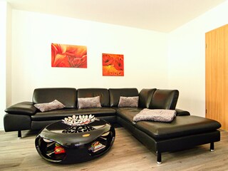 Wohnzimmer mit Doppelbett und Couch