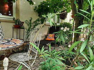 kleine Terrasse mit Liege