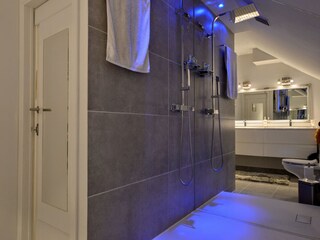 Holiday house Spa Features 16