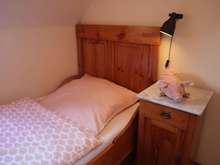 Kleines Schlafzimmer mit Tandembett