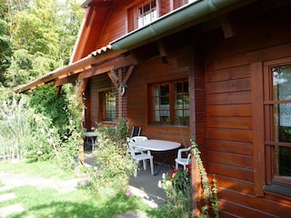 Gemütliche Terrasse mit viel " Grün" direkt vor d. Fewo