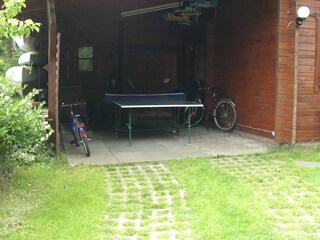 Carport hier mit Tischtennisplatte aufgebaut