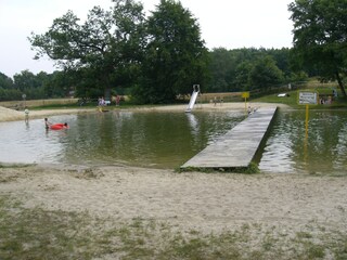 Naturbadeteich in der Nähe mit weißem Sandstrand