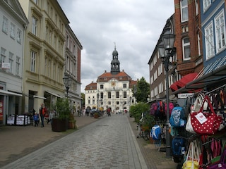 Mittelalterliches Rathaus mit Fußgängerstraße