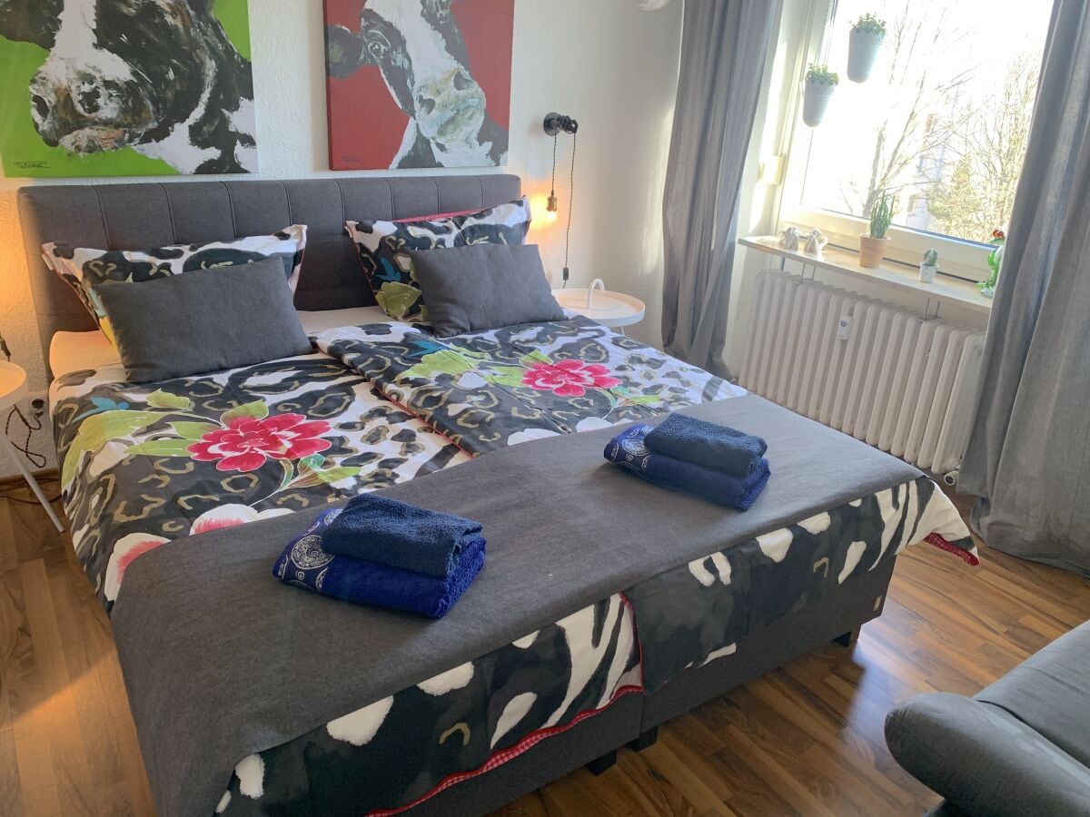 Schlafzimmer mit Boxspringbett