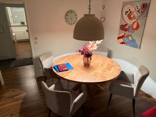 Neuer Esstisch und Stühle im Essbereich Wohnzimmer