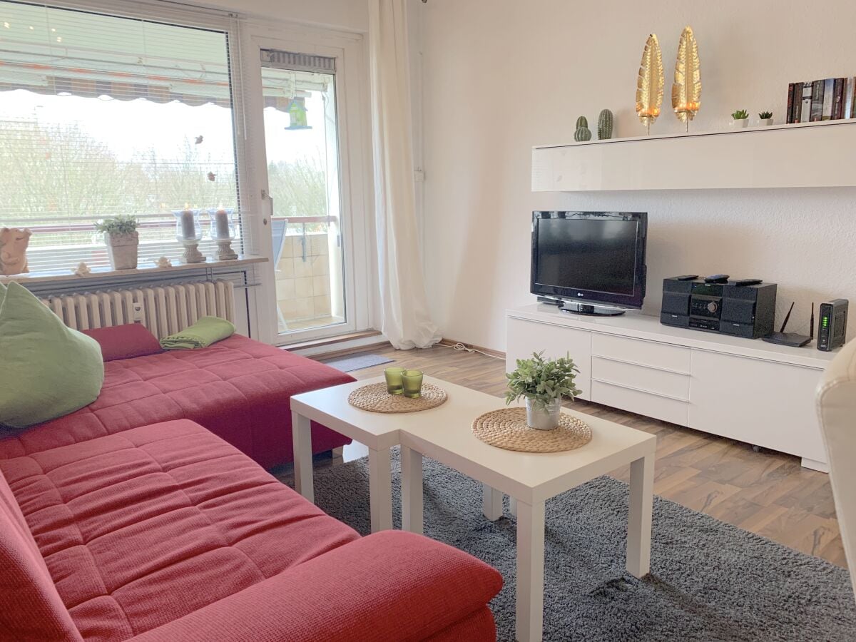 Wohnzimmer mit Essbereich, TV, Musik und Balkon