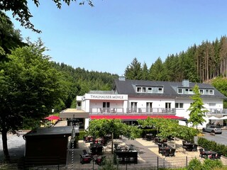 Hausansicht mit Biergarten