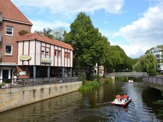 ... sind die zahlreichen Kanäle, die die Stadt durchziehen.