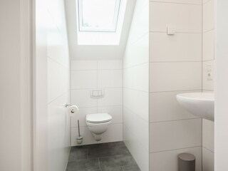 Im Obergeschoss befindet sich ein zusätzliches WC.