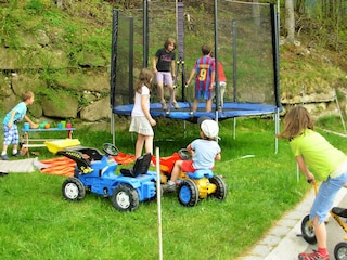 Spielplatz mit Trampolin und vielen Spielgeräten