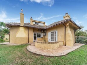 Schönes Ferienhaus in Ardea mit Garten - Castelli Romani - image1