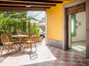 Authentiek vakantiehuis in Agnone met een terras - Agnone Bagni - image1