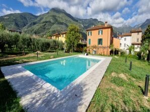 Fijna villa in Camaiore met een privéterras - Camaiore - image1