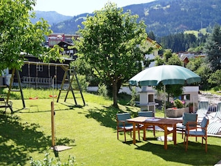 Garten mit Sonnenterrasse und Grillplatz