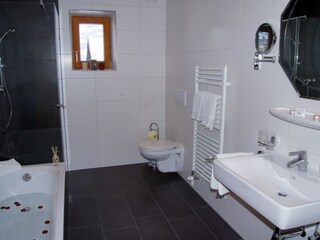 Badezimmer mit Dusche, Badewanne und WC