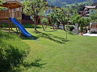 Kinderspielplatz mit Schaukel, Sandkasten, Rutsche...