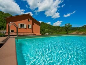 Jolie maison de vacances à Borgo Pace avec une terrasse et un barbecue - Mercatello du Metauro - image1