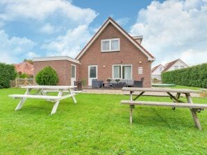 Holiday house Captivating Holiday Home in Zeewolde near Forest - Ermelo - image1