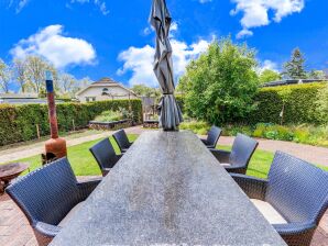 Capanna nella foresta con animali domestici