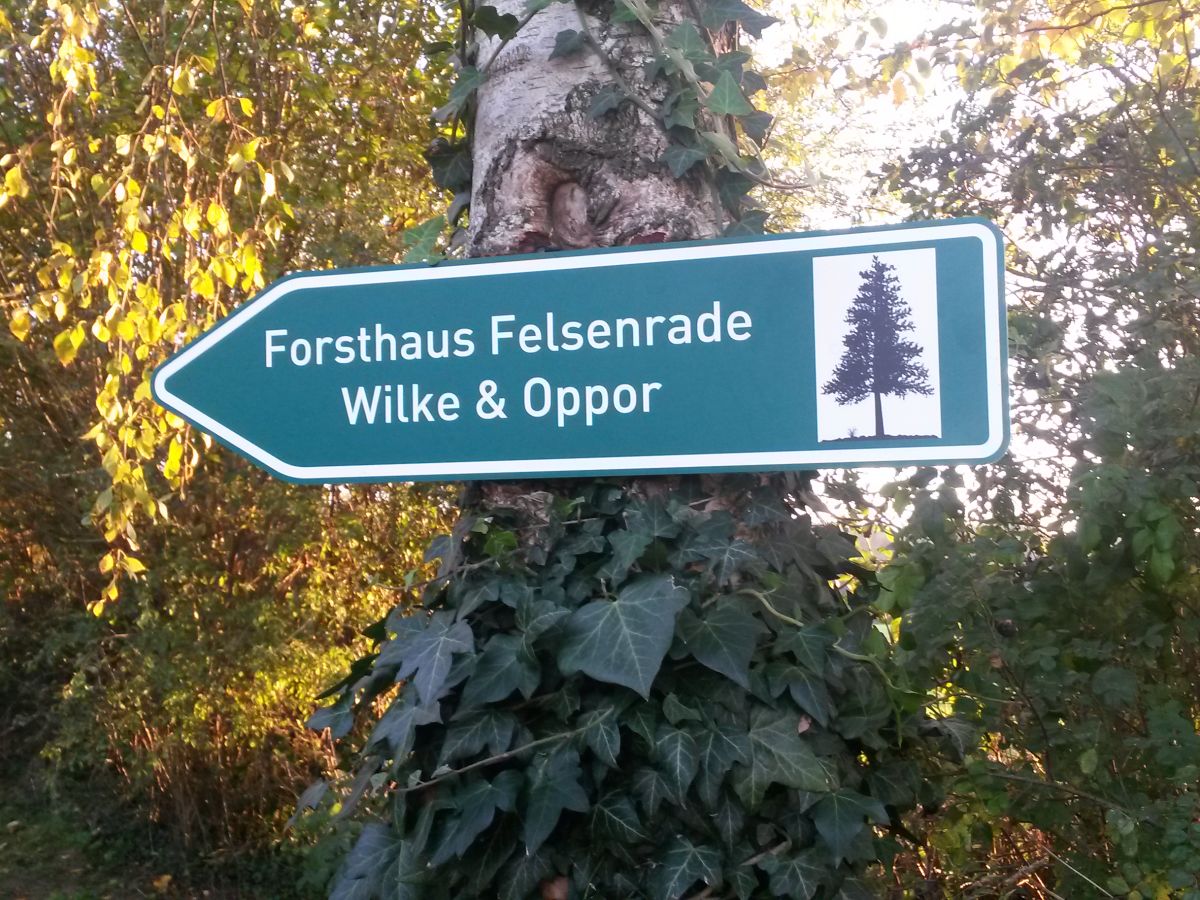 Hinweisschild an der Einfahrt