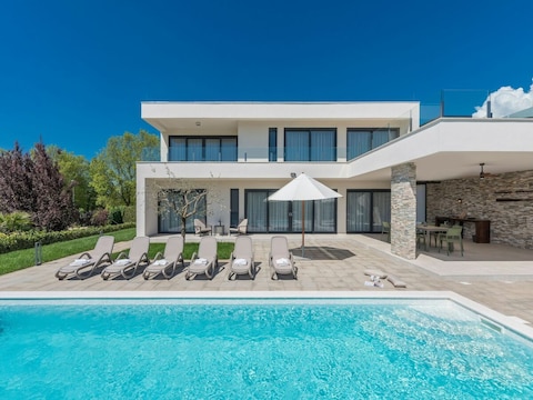 Maison de vacances Villa à Novigrad avec piscine et vue sur mer