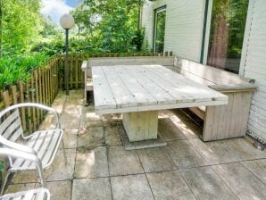 Ferienhaus in einem Waldgebiet mit eingezäunter Terrasse