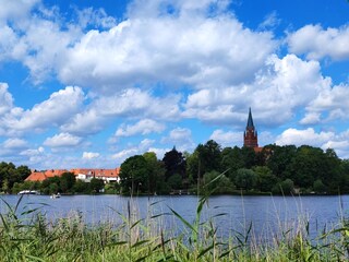 Marienkirche am Ufer der Müritz