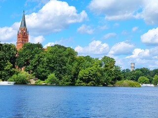 Marienkirche am Ufer der Müritz