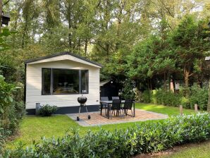 chalet in het bos met zwembad