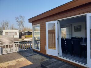Ferienhaus Chalet de luxe avec son propre sloop et port à Bantega Friesland