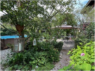 Gemeinschaftsgarten mit Pool, Dusche, Tisch und Liege