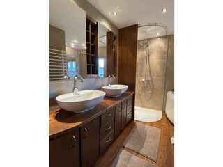 Das Badezimmer mit Dusche und Whirlpoolbadewanne