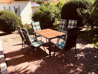 Terrasse mit Gartenmöbel und Grill