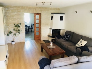Wohnzimmer mit Blick in die Küche