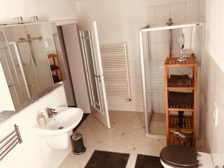 Badezimmer 2 mit Dusche und Badewanne