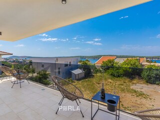 Angenehme Terrasse mit Meerblick