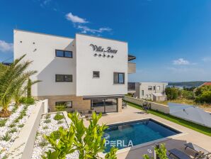 Villa with pool, Jacuzzi and sea view 300m from the beach