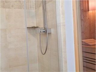 Wellnessdusche und Sauna im Erdgeschoss