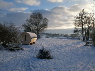 unsere Fasssauna im Winter