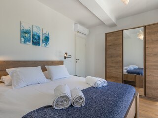 Gemütlicher Rückzugsort im komfortablen Schlafzimmer