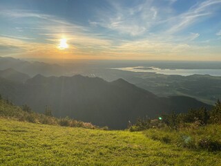 Blick vom Hochfelln auf den Chiemsee bei Sonnenunterg.