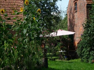 Sitzplatz vor dem Haus-Weinladen für unsere Hausgäste.