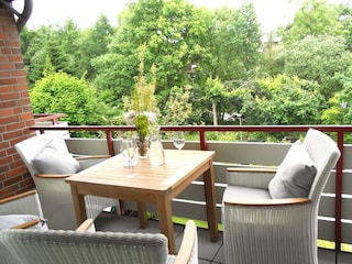 Edles Mobiliar auf überdachtem Balkon
