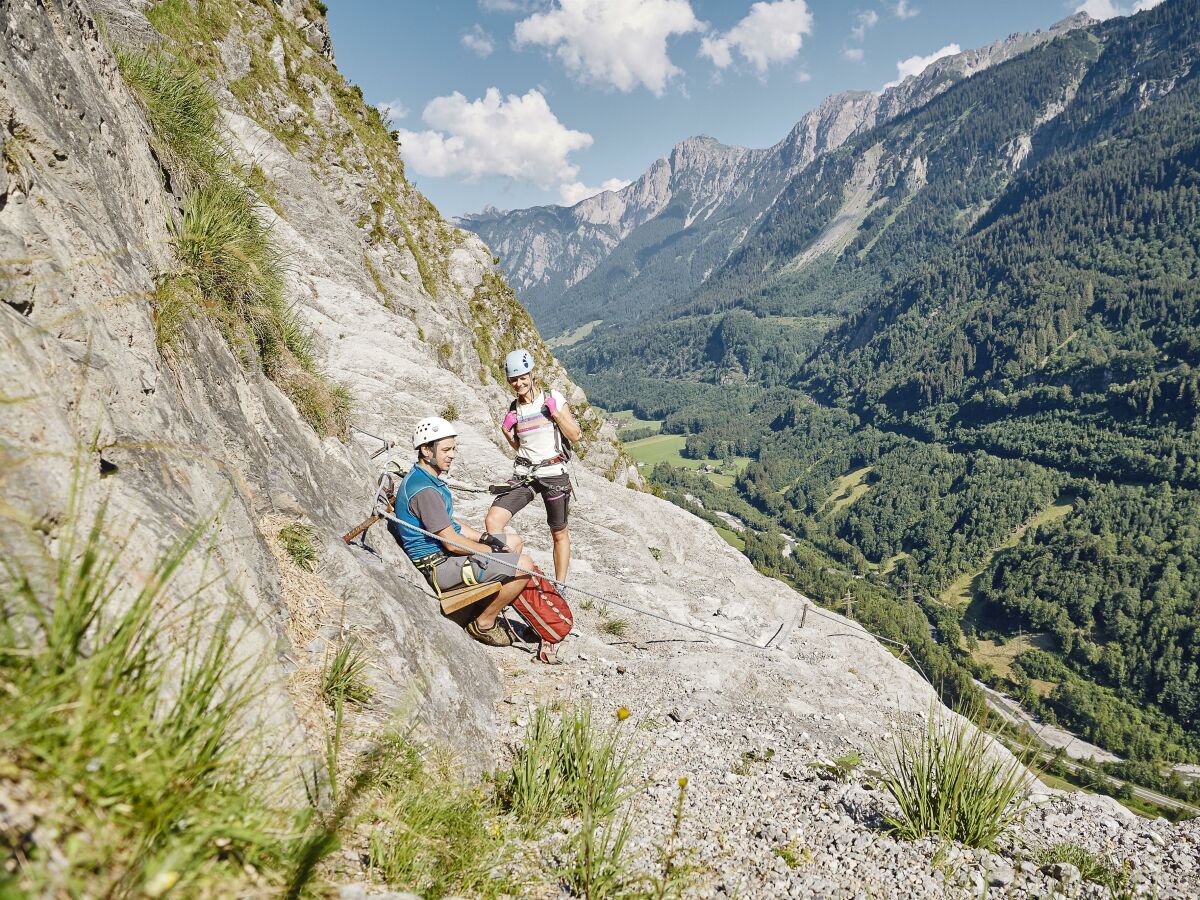 Pause mit Blick ins Tal am Klettersteig Fallbach i