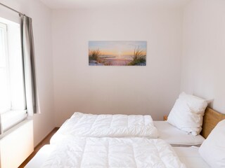 Schlafzimmer mit Blick auf den Garten und die Talsperre