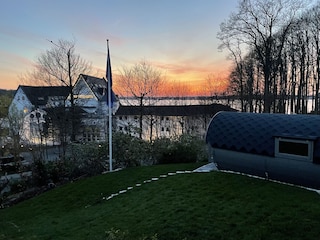 Blick vom Garten Richtung Förde am Abend