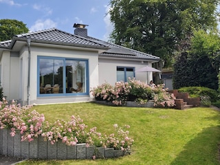 Blick aus dem Garten aufs Haus