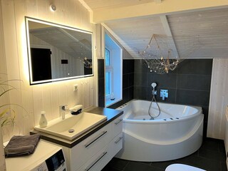 Bad mit Sauna und Whirlpool
